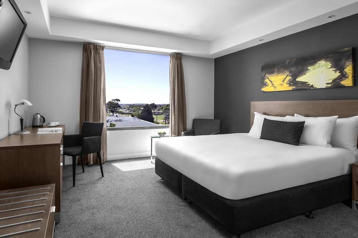 Deluxe Studio, 1 Double Bed | 1 bedroom, minibar, in-room safe, desk