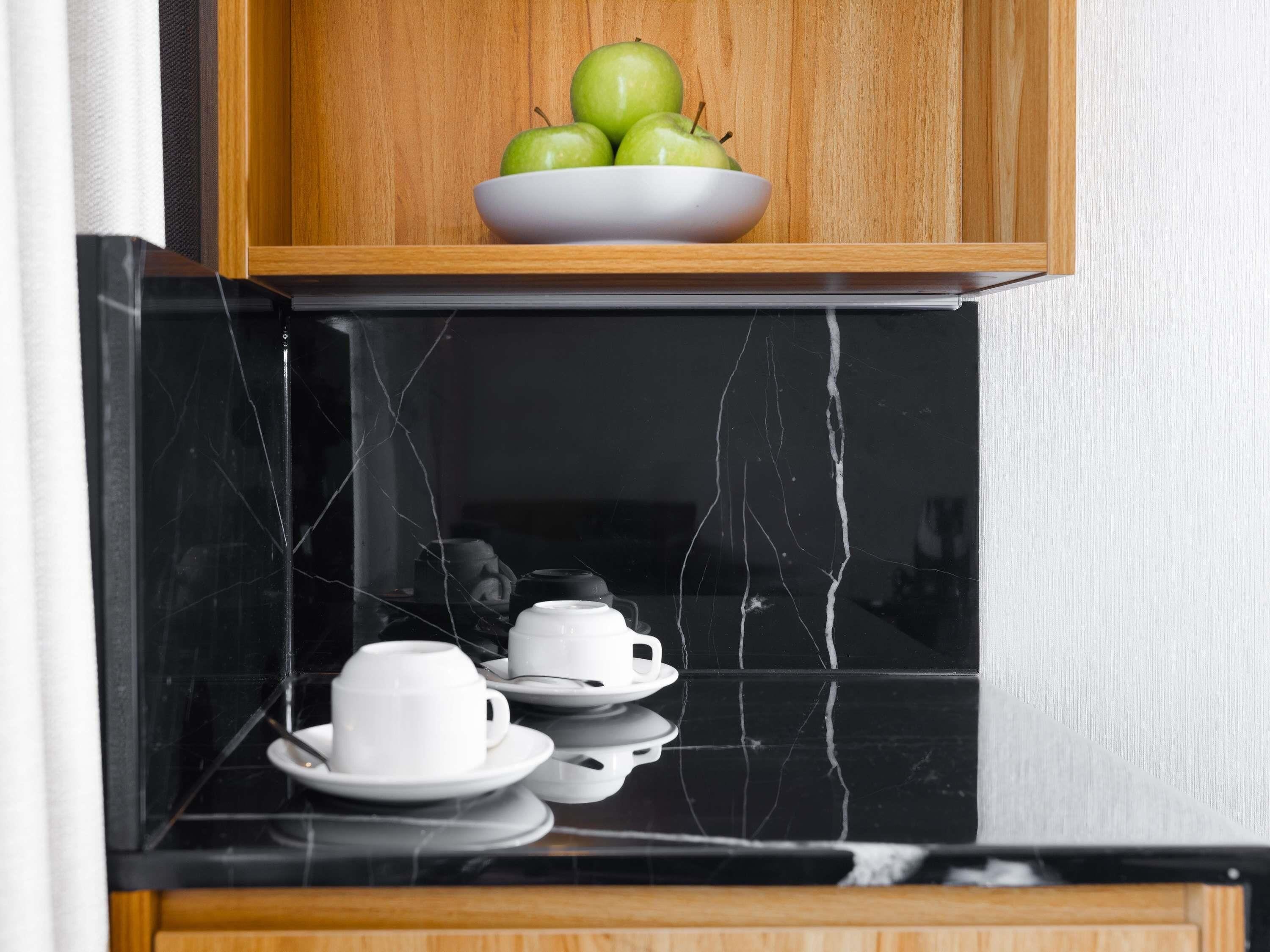 Estudio Premier | Minibar, caja de seguridad en la habitación y escritorio 