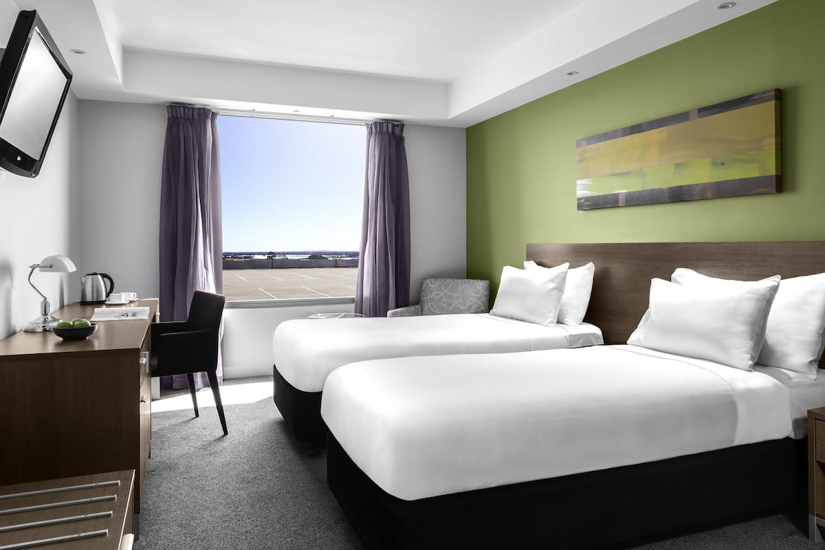 Minibar, caja de seguridad en la habitación y escritorio