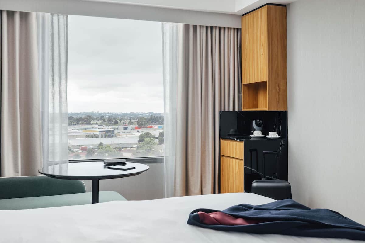 Premier Studio | Minibar, in-room safe, desk, blackout drapes