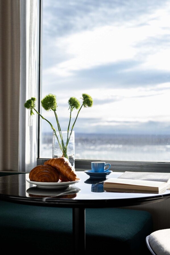 Minibar, in-room safe, desk, blackout curtains - Mantra Melbourne Airport (Tullamarine)