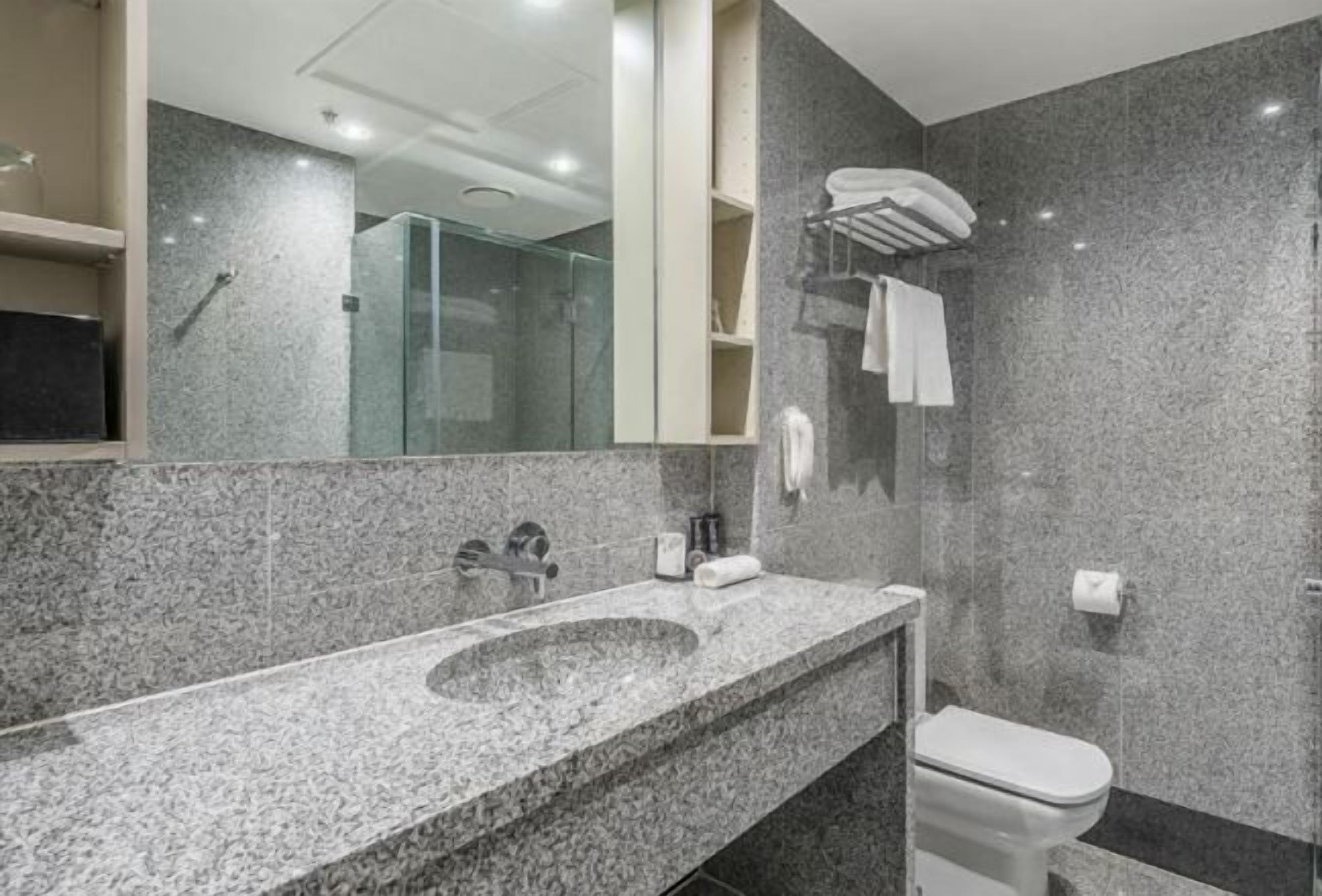 Chuveiro, produtos de toalete grátis, secador de cabelo 