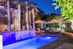 Outdoor pool, sun loungers - Kensington Place (Cape Town)