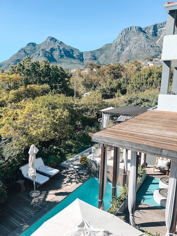 สระว่ายน้ำกลางแจ้ง, เก้าอี้อาบแดดริมสระ