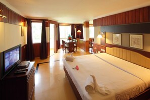 Suite | Premium-sengetøj, pengeskab på værelset, skrivebord