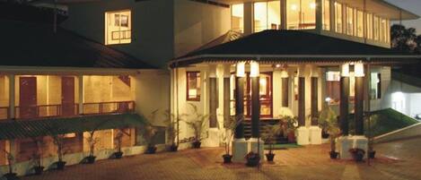 Fachada da propriedade à noite