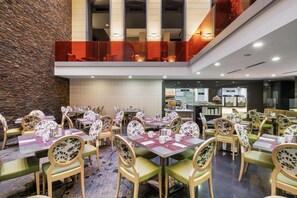 朝食 (ビュッフェ)、毎日提供 (有料)