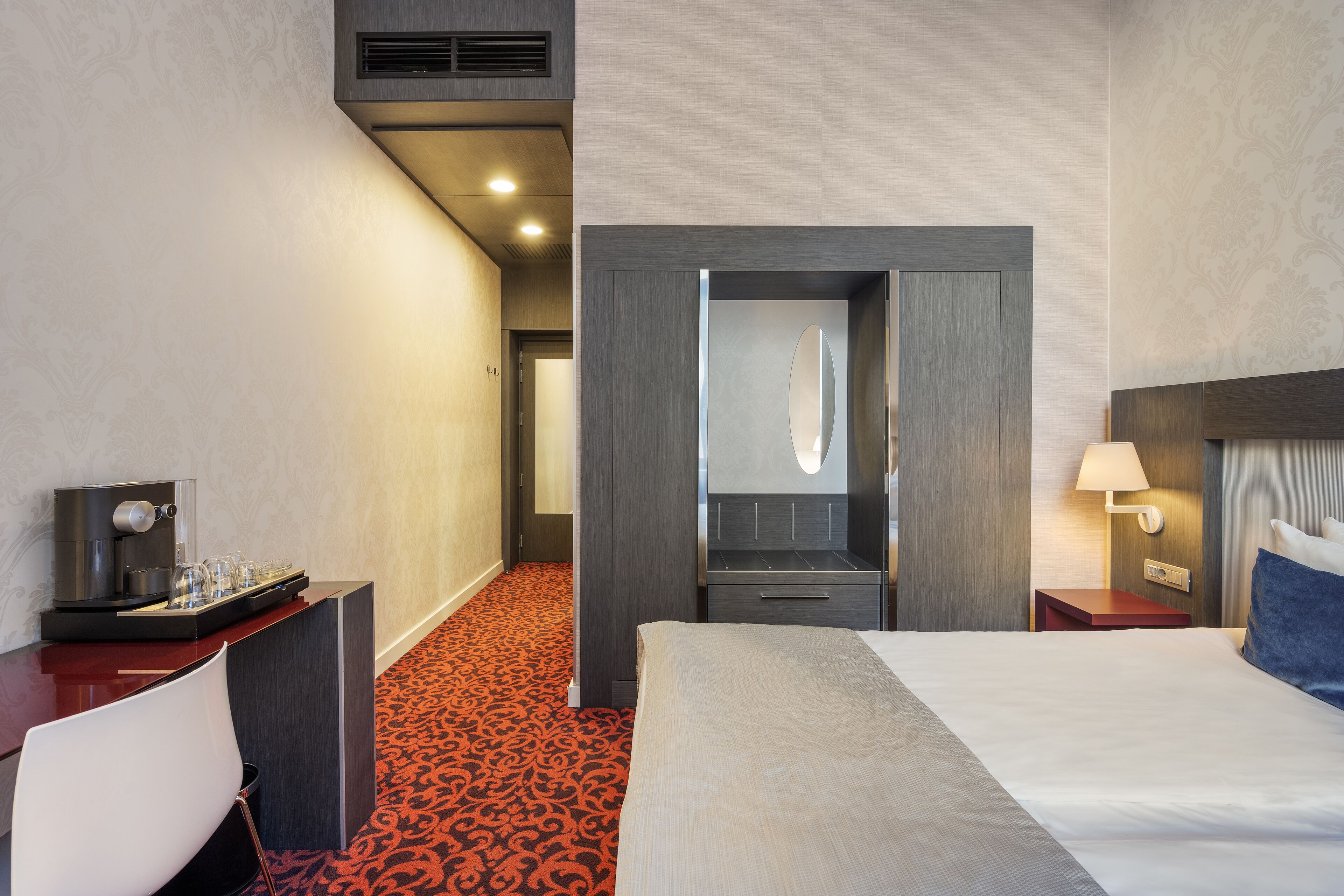 1 bedroom, hypo-allergenic bedding, minibar, in-room safe