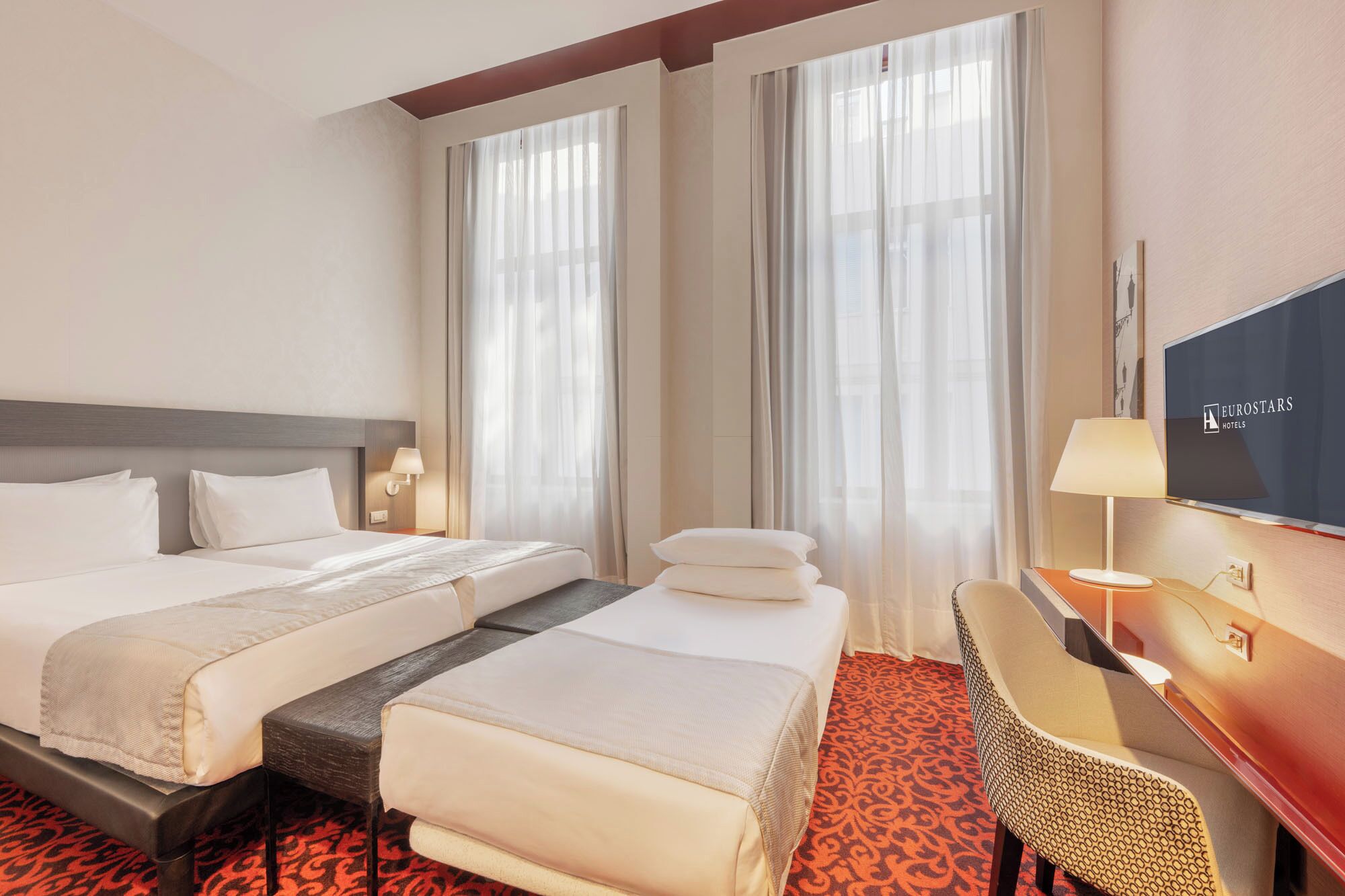Deluxe Room (Cama Supletoria) | 1 bedroom, hypo-allergenic bedding, minibar, in-room safe