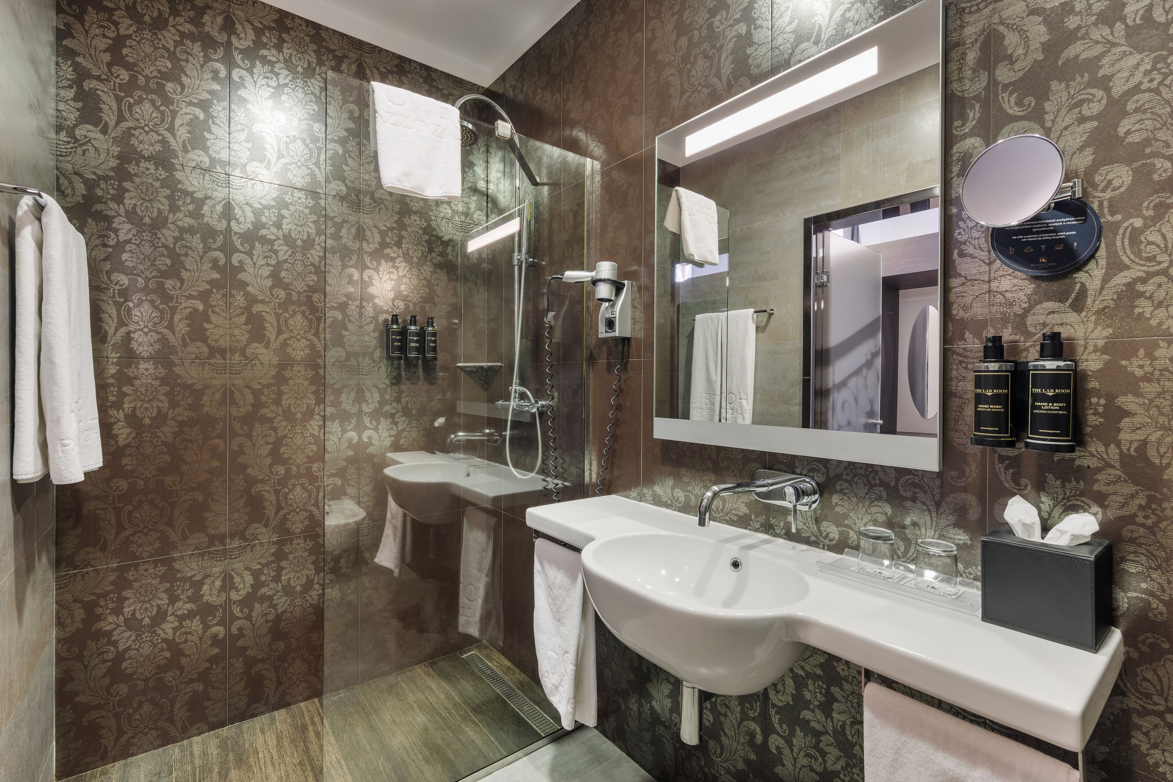 deluxe room (cama supletoria) | bathroom | shower, eco-friendly toiletries, hair dryer, slippers