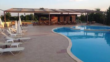 Kolam renang outdoor, dengan payung kolam renang dan kursi berjemur