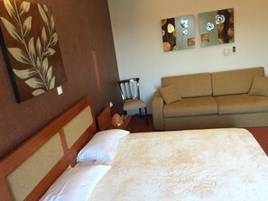 Caja fuerte, escritorio, cunas gratuitas y wifi gratis