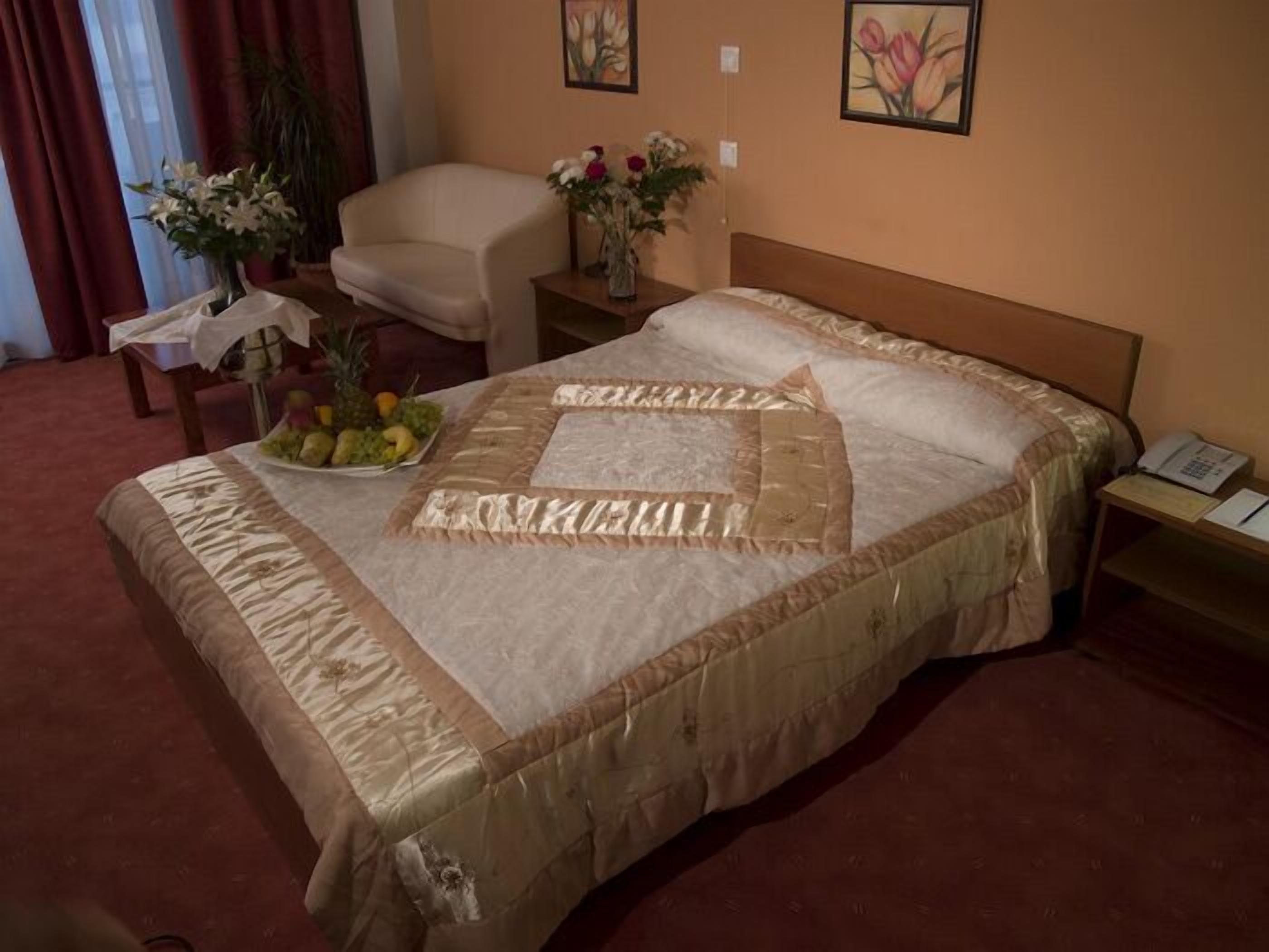 junior suite | in-room safe, desk, free cots/infant beds, free wifi