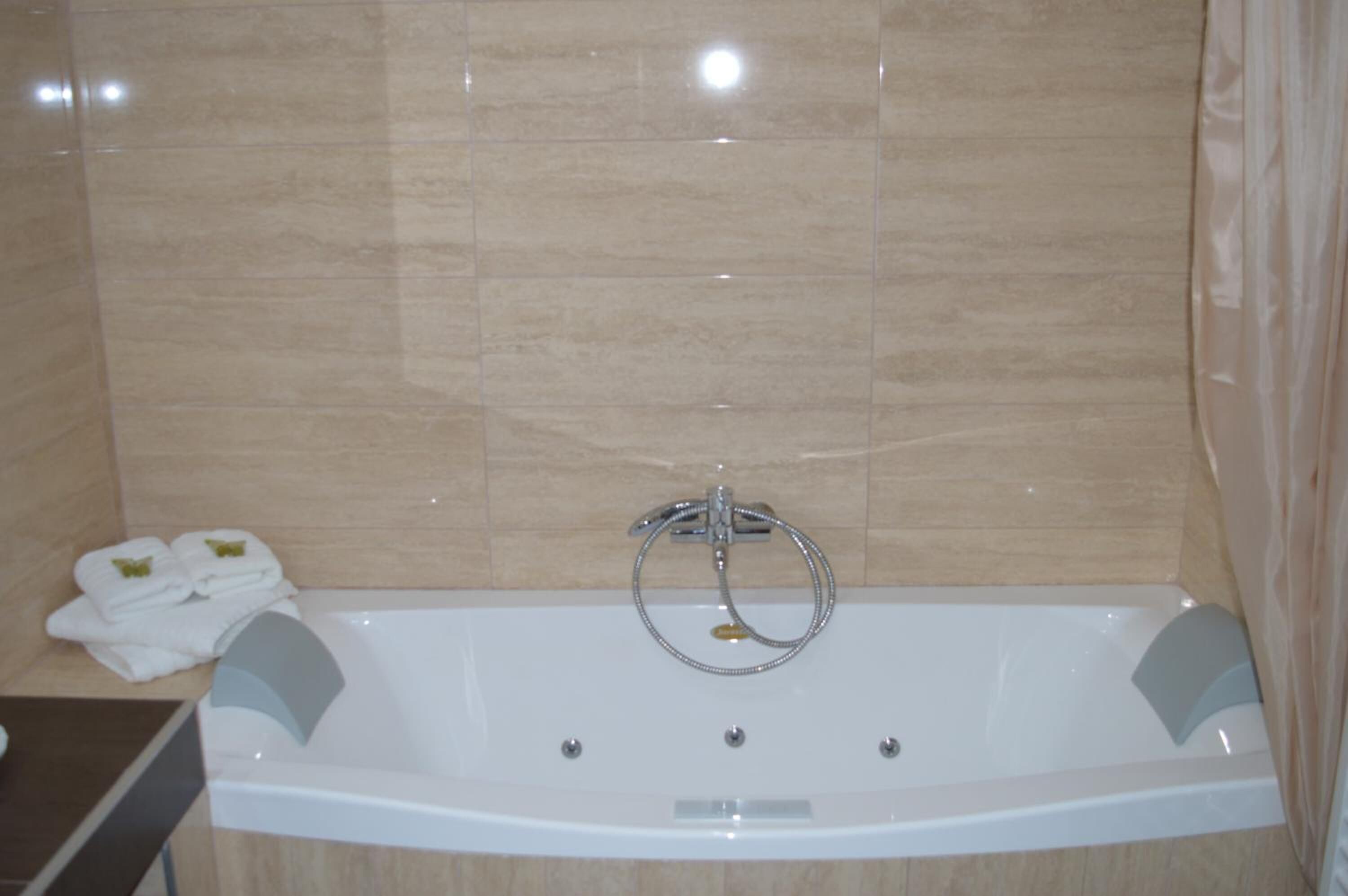 combined shower/bathtub, deep-soaking bathtub, free toiletries