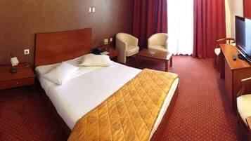 Brankas, meja kerja, tempat tidur bayi gratis, dan Wi-Fi gratis