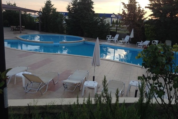 Seasonal outdoor pool, pool umbrellas, sun loungers