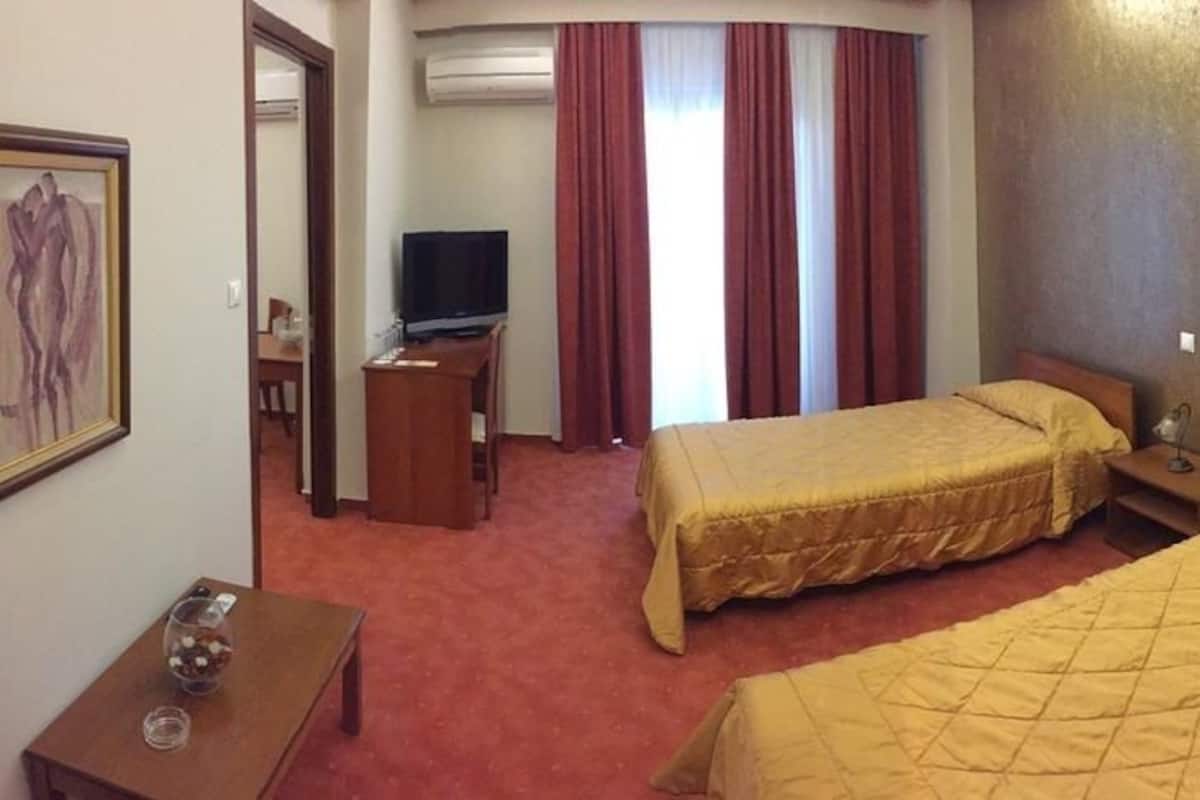 Familiekamer | Een kluis op de kamer, een bureau, gratis babybedden, gratis wifi