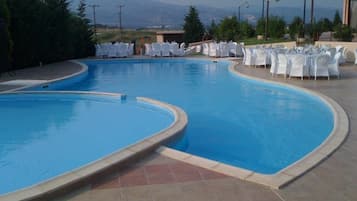 Piscine extérieure, parasols de plage, chaises longues