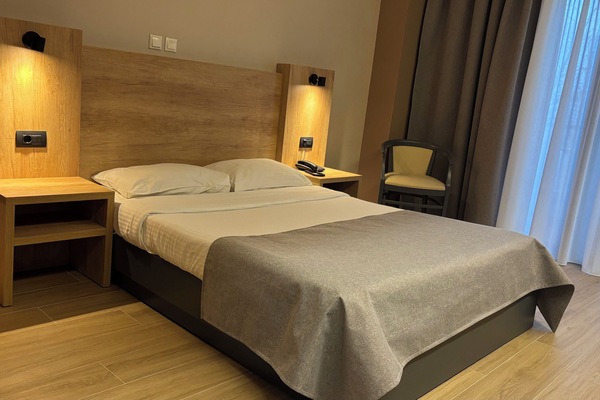 Doppel- oder Zweibettzimmer | Zimmersafe, Schreibtisch, kostenlose Babybetten, kostenloses WLAN
