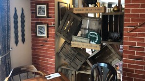 Un interior rústico con paredes de ladrillo visto, muebles de madera y decoración vintage.