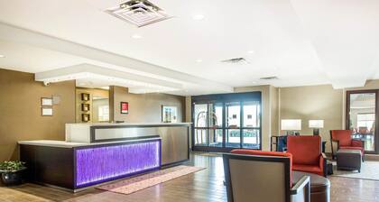 Comfort Suites Clinton near Presbyterian College