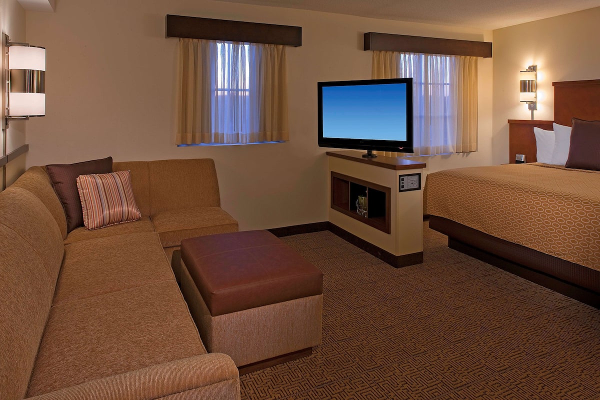 hypo-allergenic bedding, down duvets, pillow-top beds, desk