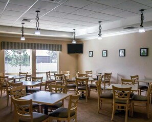 Free daily buffet breakfast - Sleep Inn & Suites Redmond (Redmond)