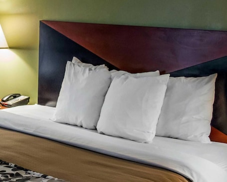 Colchones con pillow-top, escritorio y tabla de planchar con plancha