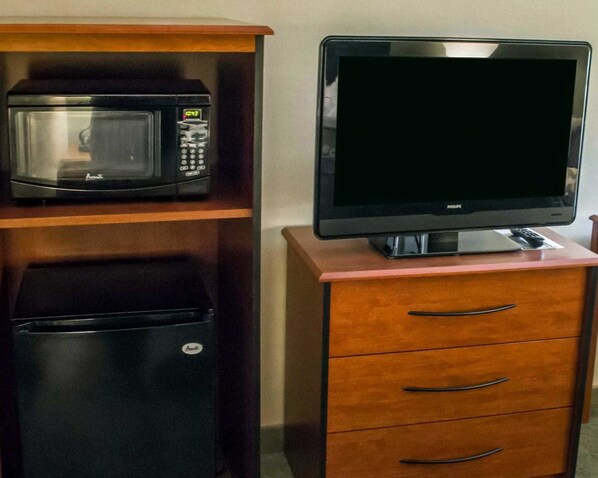 Camas con pillow-top, escritorio y tabla de planchar con plancha 