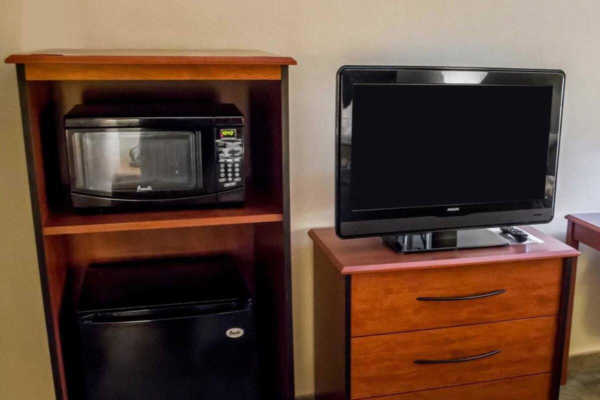 standard room, 1 king bed | pillow-top beds, desk, iron/ironing board, free cots/infant beds