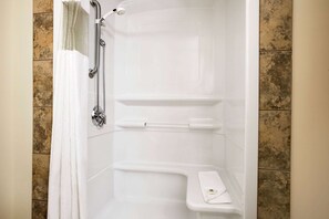 Duschwanne, kostenlose Toilettenartikel, Haartrockner, Handtücher