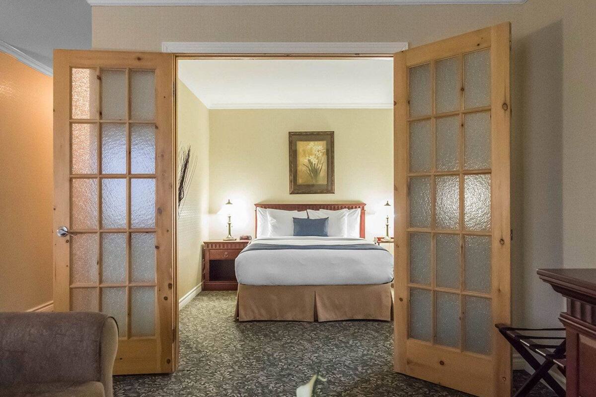 desk, soundproofing, iron/ironing board, rollaway beds