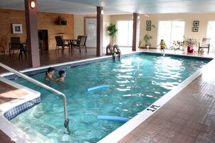 Una piscina techada, sillones reclinables de piscina