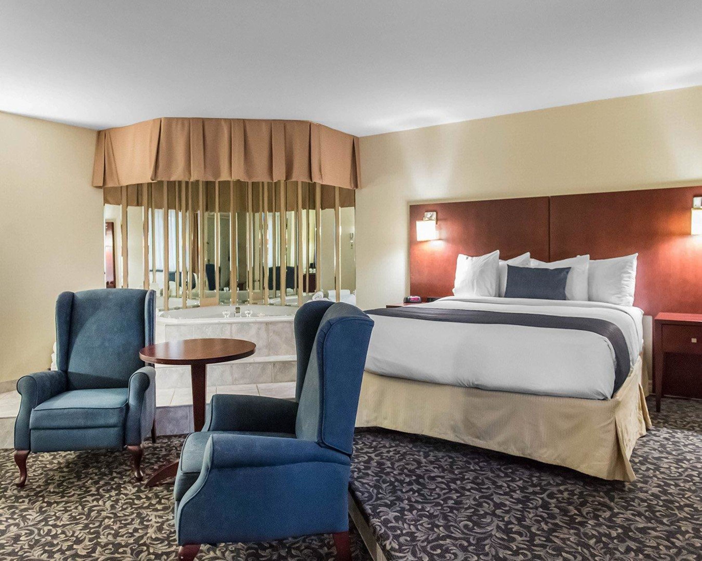 Bureau, chambres insonorisées, fer et planche à repasser