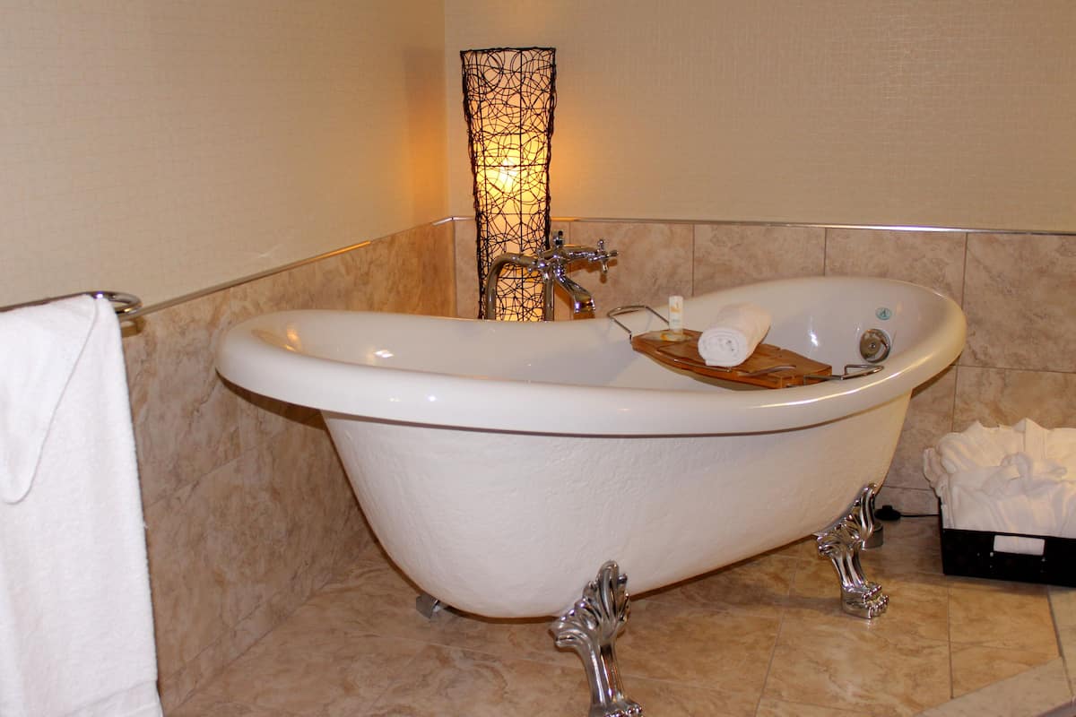 standard room, 2 queen beds, non smoking | deep-soaking bathtub