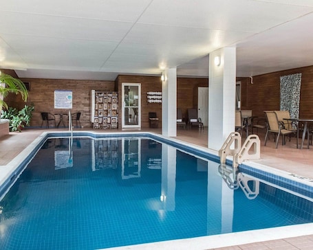 Una piscina techada, sillones reclinables de piscina. Quality Inn Mont-Laurier
