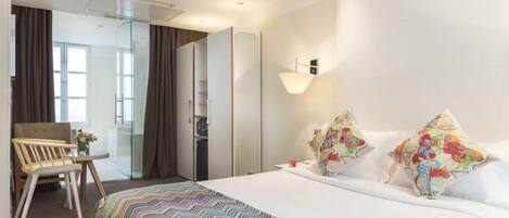 Ropa de cama de alta calidad, edredones de plumas, minibar y caja fuerte