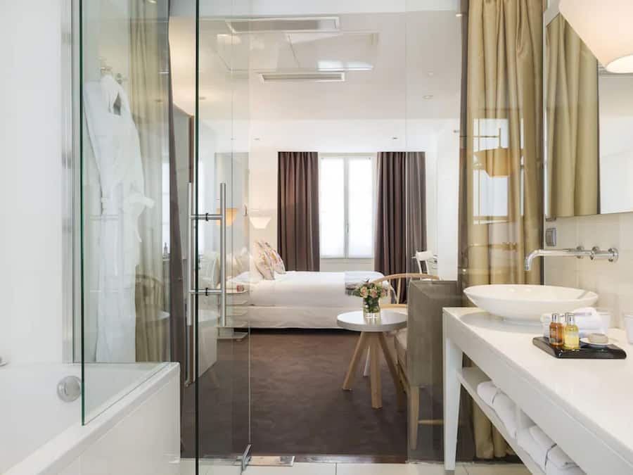 Roupas de cama premium, edredons de pluma, frigobar, cofres nos quartos