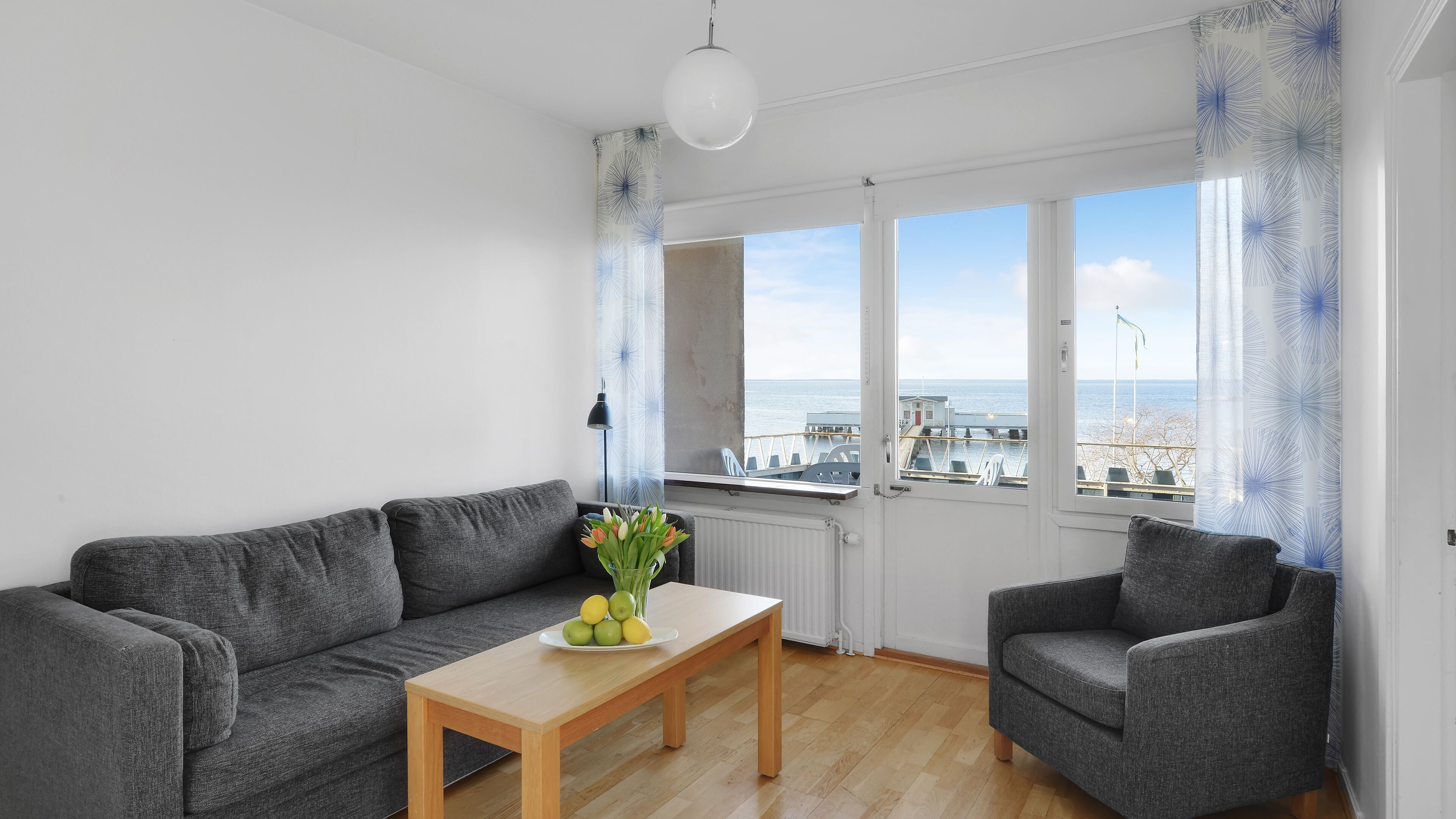 Streetview Family Room | 客房內保險箱、書桌、免費無線上網、床單