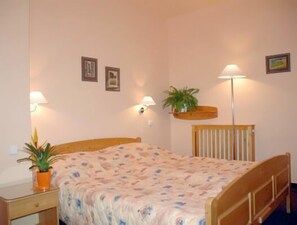 Minibar, in-room safe, desk, blackout curtains - Hotel Zatkuv Dum (Ceske Budejovice)
