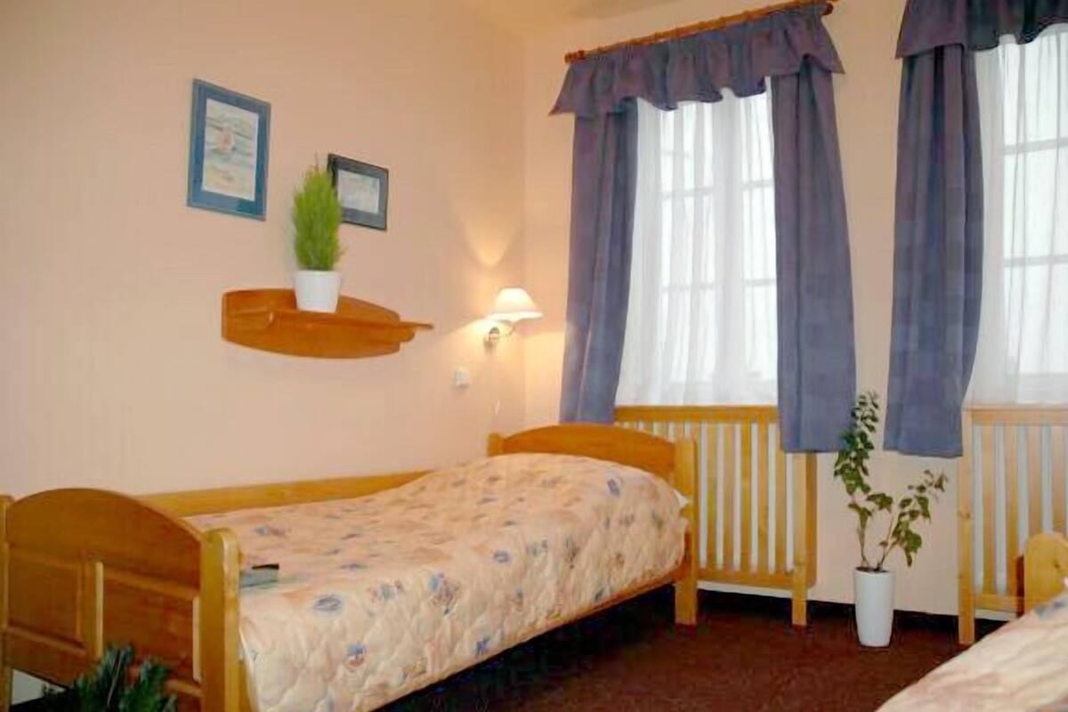 Standard Single Room | Minibar, in-room safe, desk, blackout drapes