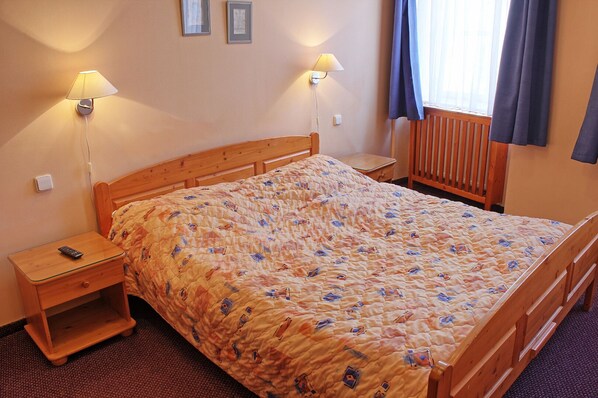 Kolmen hengen standard-huone | Minibaari, tallelokero huoneessa, työpöytä, pimennysverhot