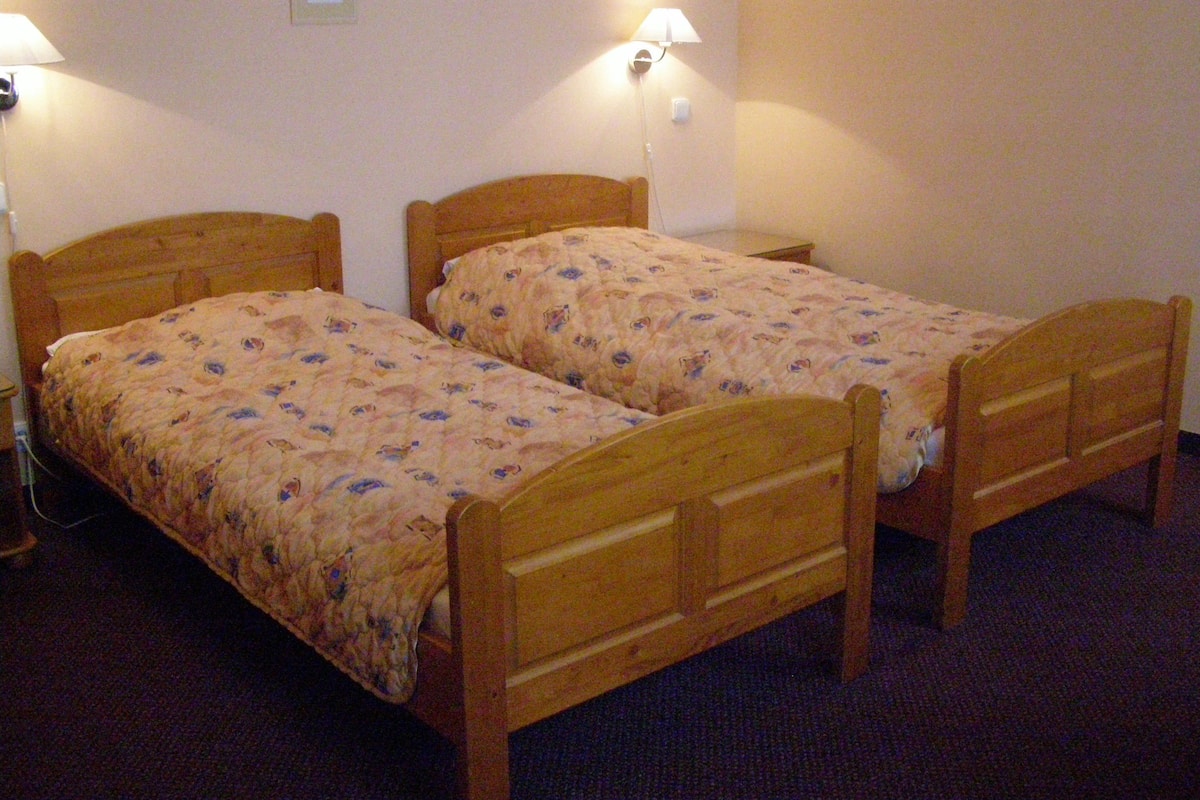 Standard Twin Room | Minibar, in-room safe, desk, blackout drapes
