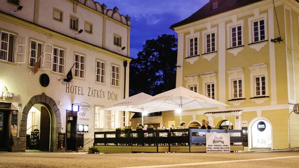 Front of property – evening/night - Hotel Zatkuv Dum (Ceske Budejovice)
