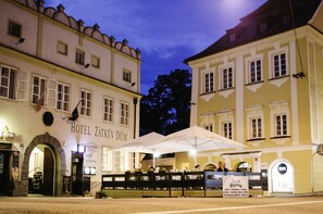 Majoituspaikan julkisivu illalla/yöllä