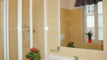 Standard Twin Room | Bathroom | Shower, free toiletries, hair dryer, towels