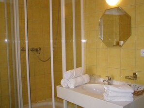 Quarto triplo econômico | Banheiro | Chuveiro, produtos de toalete grátis, secador de cabelo 