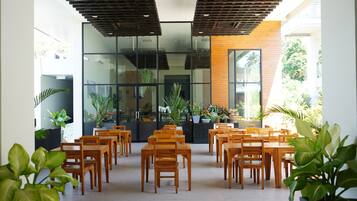 Petit déjeuner buffet (350 THB par personne)