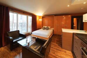 Studiosvit Deluxe - 1 queensize-säng | Sängtillbehör av högsta kvalitet, individuell inredning och unika möbler