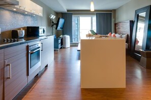 Kühlschrank, Mikrowelle, Ofen, Herdplatte
